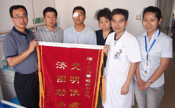 愛心發(fā)酵:平?jīng)鍪薪逃诸I(lǐng)導(dǎo)攜帶愛心善款慰問堅(jiān)強(qiáng)男孩