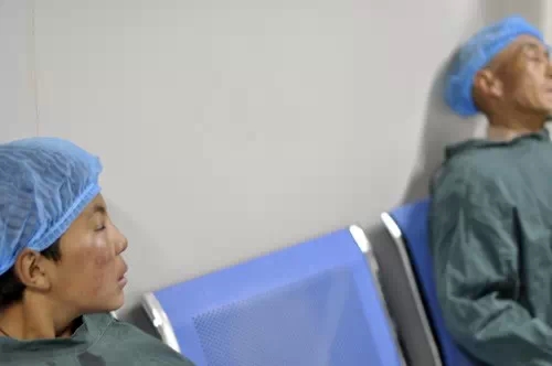 “明眸格?；P(guān)愛玉樹眼疾兒童行動”11名玉樹眼疾患兒成功