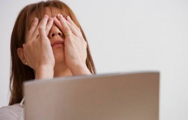 電腦顯示器你會(huì)擺放嗎？你的同事是否在用它輻射你？