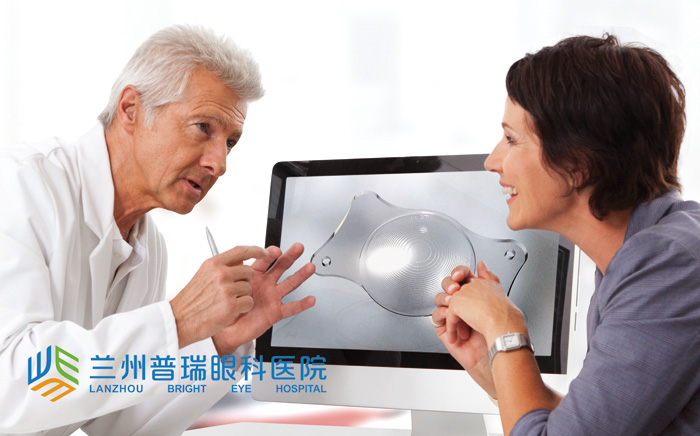 三焦點(diǎn)晶體：看報(bào)、打球、看風(fēng)景視力都很清晰